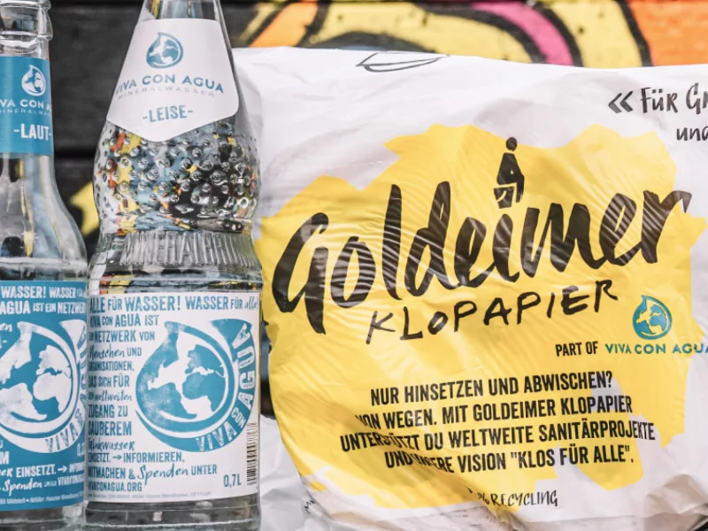Goldeimer Toilettenpapier und zwei Wasserflaschen