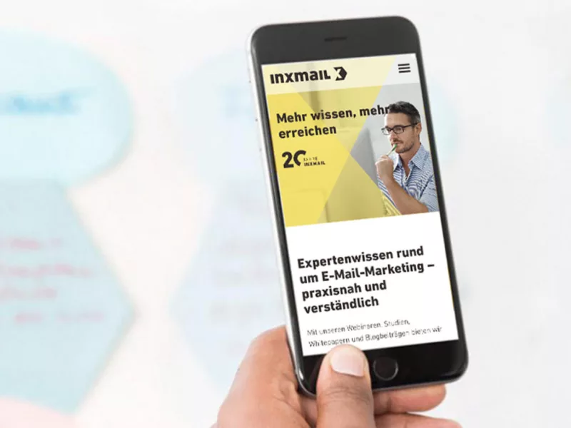Bild eines Menschen, der ein Iphone in der Hand hält und eine Nachricht zeigt