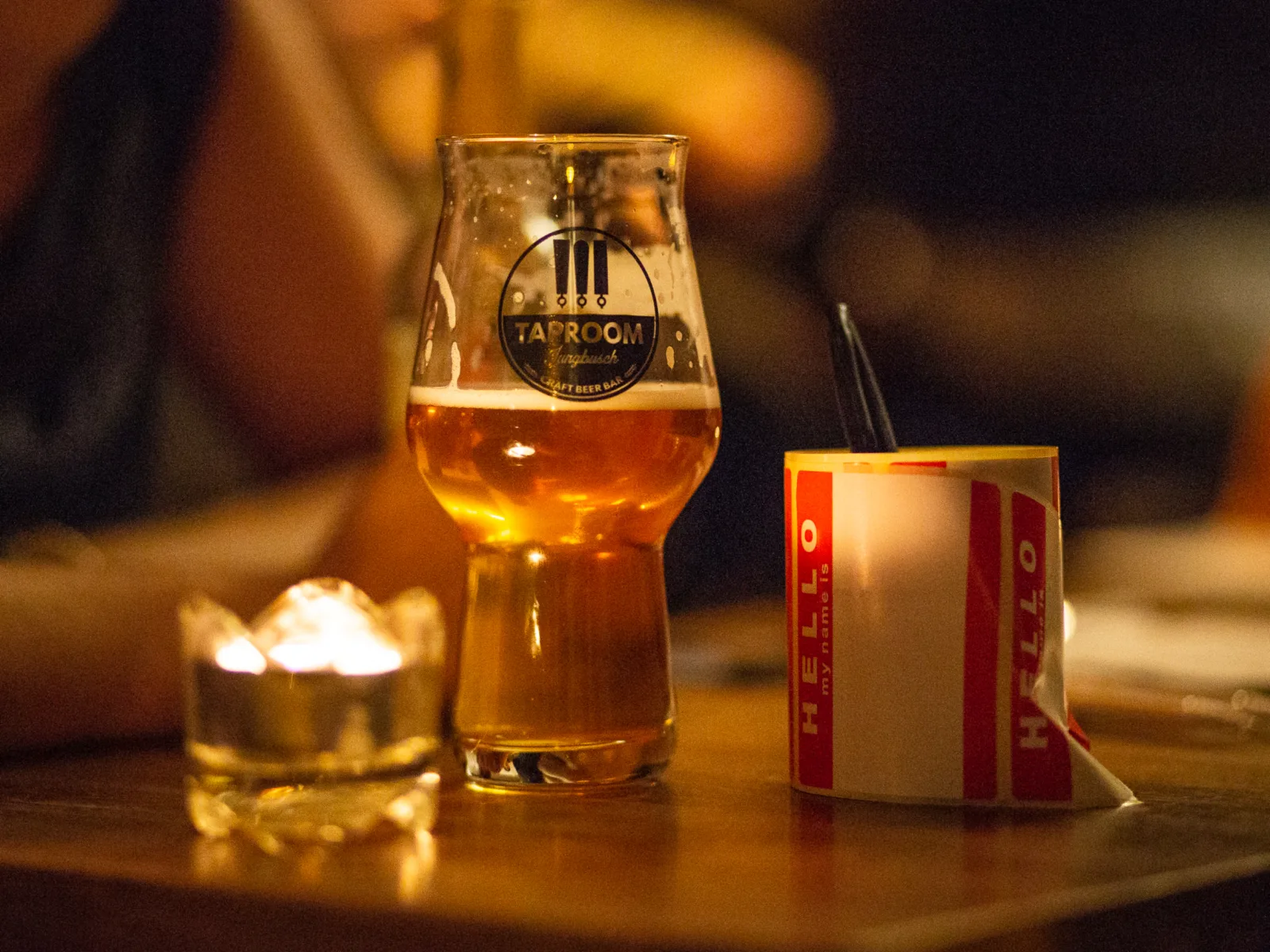 Ein gefüllltes Glas Bier in Restaurant Atmosphäre.